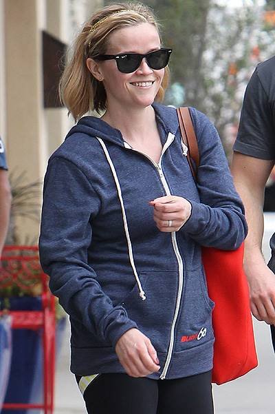 Reese Witherspoon takes times off to do some shopping in Beverly Hills