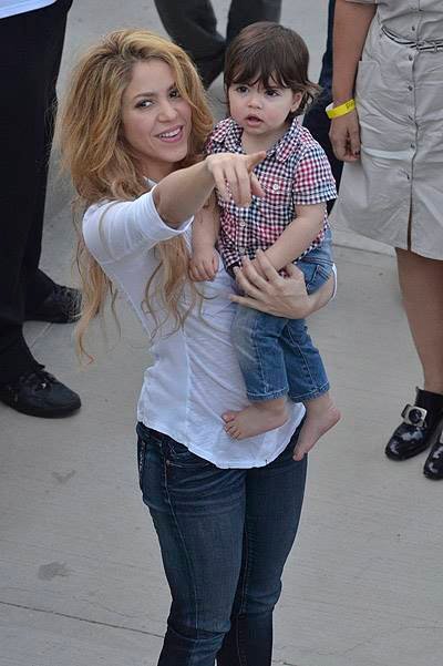 Colombian singer Shakira and her son Milan Pique Mebarak wave to their fans in Cartagena on February 24, 2014