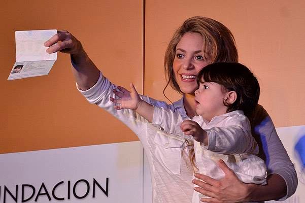 Colombian singer Shakira and her son Milan Pique Mebarak wave to their fans in Cartagena on February 24, 2014