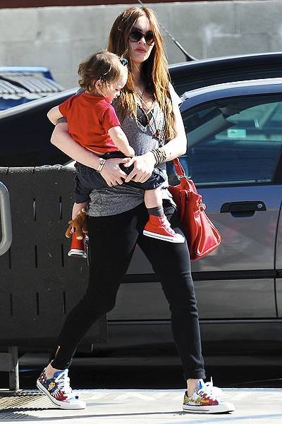 Pregnant Megan Fox carries son Noah as she leaves DMH Aesthetics medical facility in Larchmont Village. Little Noah is spotted with what looks like a blue elastic hair band in his bangs.Featuring: Megan Fox,Noah GreenWhere: Los Angeles, California, Uni