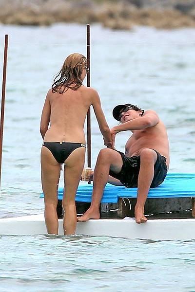 *EXCLUSIVE* Heidi Klum shows off her Goods during Romantic Getaway with Vito Schnabel