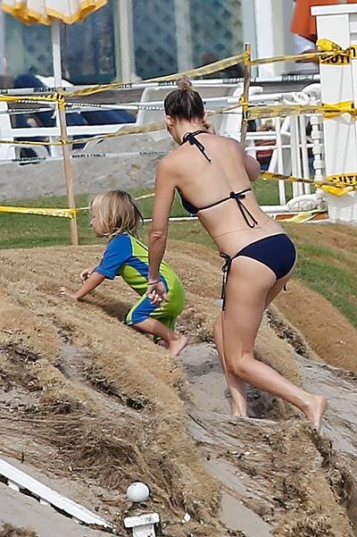 Kate Hudson having fun on the beach with her two sons in Malibu