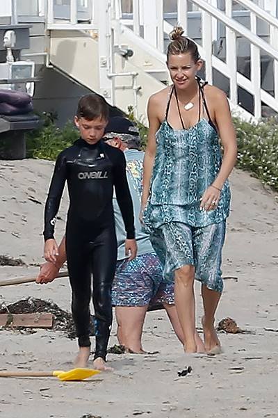 Kate Hudson having fun on the beach with her two sons in Malibu