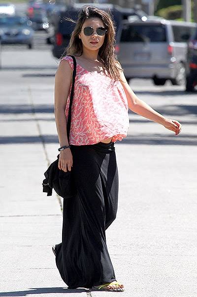 *EXCLUSIVE* Mommy-To-Be Mila Kunis shows off her Pregnancy Glow