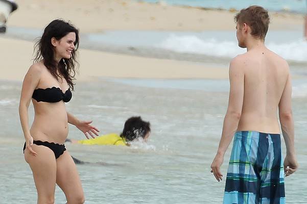 EXCLUSIVE: **PREMIUM EXCLUSIVE**Actress Rachel Bilson shows off her baby bump at the beach with boyfriend while on holiday in Barbados