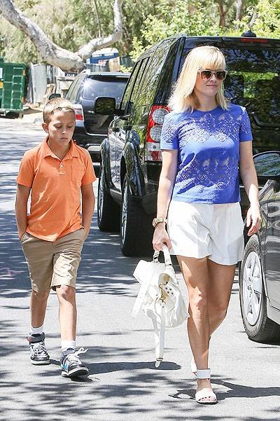 Reese Witherspoon takes family to a bithday party