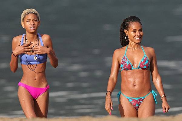 EXCLUSIVE: **PREMIUM RATES APPLY** A bikini clad Jada Pinkett Smith and Will Smith workout together and show some PDA on the beach in Hawaii