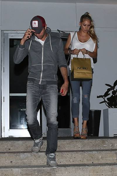 EXCLUSIVE: Enrique Iglesias and Anna Kournikova enjoy a late night dinner in Miami Beach on June 15, 2014