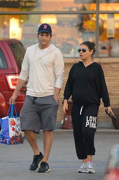 Pregnant Mila Kunis And Ashton Kutcher Grab Groceries
