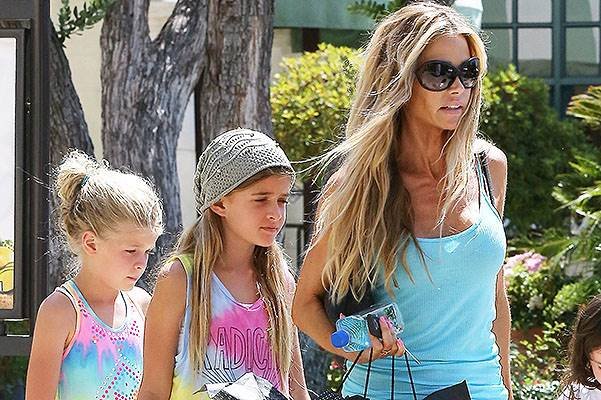 Denise Richards summer shopping with her girls