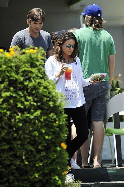 EXCLUSIVE Ashton Kutcher And his pregnant fiancee Mila Kunis seen leaving lemonade cafe in west hollywood with some food and drinks to go! Featuring: Ashton Kutcher,Mila Kunis Where: Los Angeles, California, United States When: 07 Jun 2014 Credit: WENN.c
