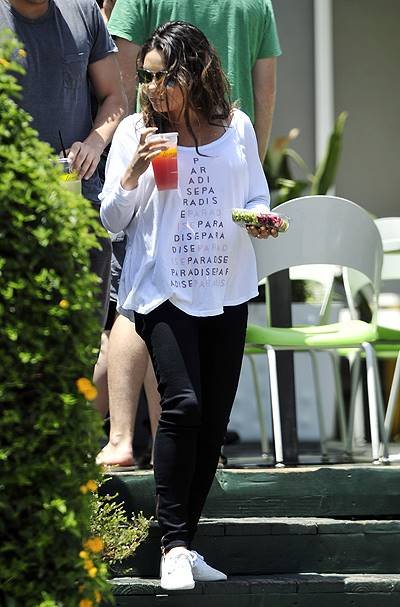 EXCLUSIVE Ashton Kutcher And his pregnant fiancee Mila Kunis seen leaving lemonade cafe in west hollywood with some food and drinks to go! Featuring: Ashton Kutcher,Mila Kunis Where: Los Angeles, California, United States When: 07 Jun 2014 Credit: WENN.c