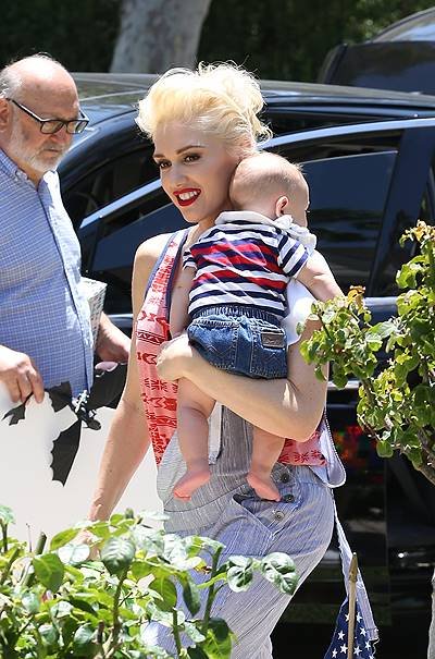 Gwen Stefani and her family head to her dad's house in Los Angeles, CA