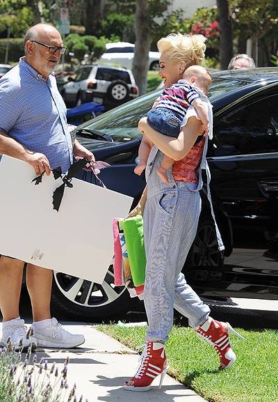 Gwen Stefani celebrates both the 4th of July and her father's birthday with her family. Stefani's father was given a collage featuring his grandchildren. Featuring: Gwen Stefani,Apollo Rossdale,Dennis Stefani Where: Los Angeles, California, United States