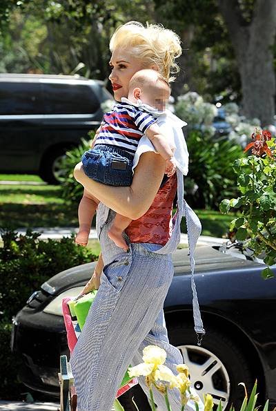 Gwen Stefani celebrates both the 4th of July and her father's birthday with her family. Stefani's father was given a collage featuring his grandchildren. Featuring: Gwen Stefani,Apollo Rossdale Where: Los Angeles, California, United States When: 04 Jul 2