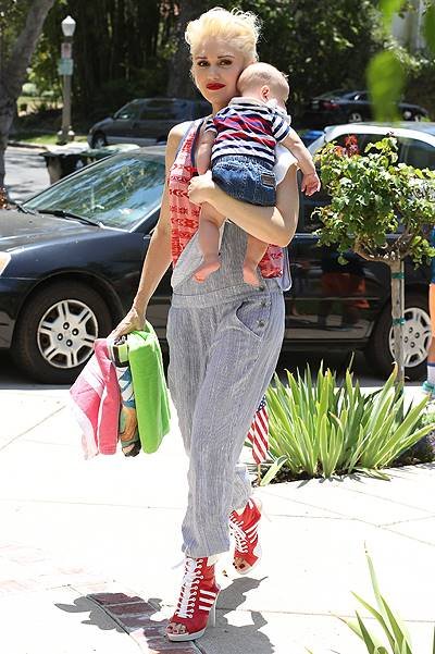 Gwen Stefani and her family head to her dad's house in Los Angeles, CA