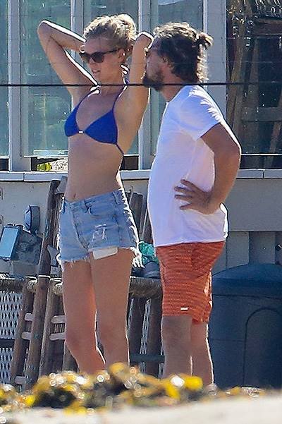 PREMIUM EXCLU Dicaprio and Toni Garnn hit the beach