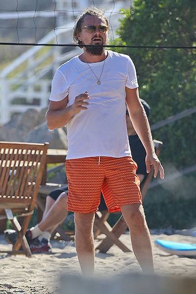 PREMIUM EXCLU Dicaprio and Toni Garnn hit the beach