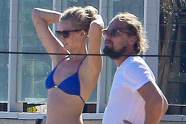 PREMIUM EXCLU Dicaprio and Toni Garnn hit the beach