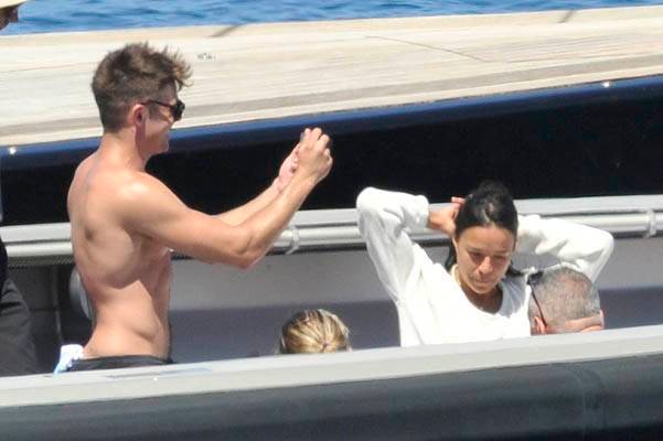 NO WEB - NO BLOG - Zac Efron and Michelle Rodriguez kissing in Sardinia, Italy -- A other agency in competition