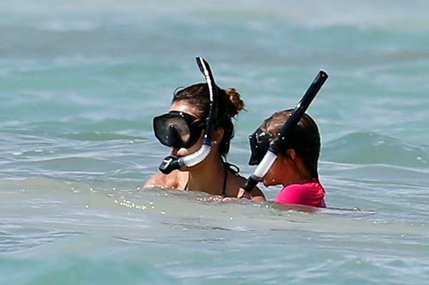 Jessica Alba snorkels with daughter Honor while on vacation in Mexico.