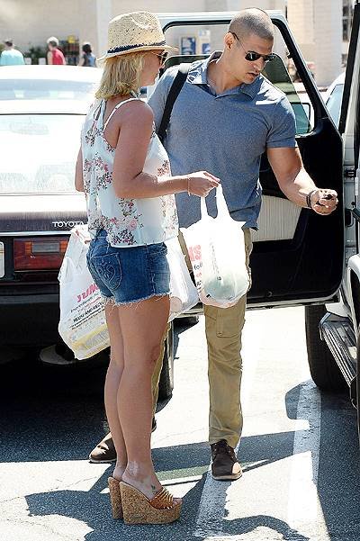 Britney Spears out for some grocery shopping at Vons in Thousand Oaks****NO DAILY MAIL SALES*** OR ASSOCIATED NEWSPAPERS****