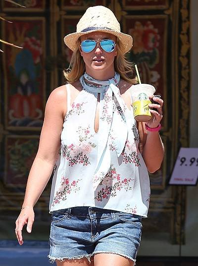 Britney Spears goes makeup free for Starbucks