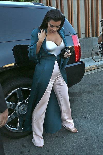 Kim Kardashian at Nobu restaurant and has trouble with her outfit as she dines with friend Robin Anton Featuring: Kim Kardashian Where: Los Angeles, California, United States When: 04 Aug 2014 Credit: WENN.com