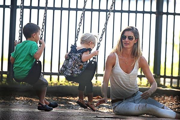 EXCLUSIVE: Gisele Bundchen enjoys a play date with her kids Benjamin and Vivian at a playground in downtown Boston, MA