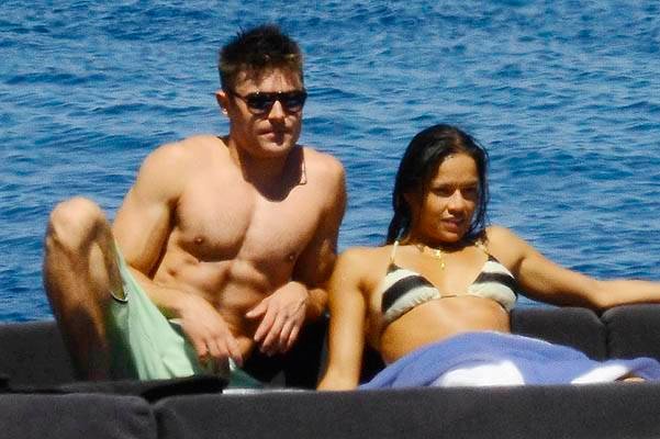NO WEB - NO BLOG - Zac Efron and Michelle Rodriguez kissing in Sardinia, Italy -- A other agency in competition