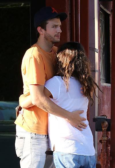 PREMIUM EXCLUSIVE - Ashton Kutcher comforts pregnant Mila Kunis before dinner