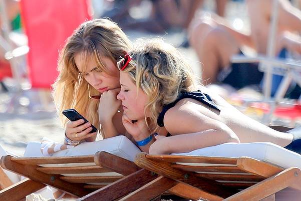 *EXCLUSIVE* Suki Waterhouse shows off her slim body in Retro Bikini