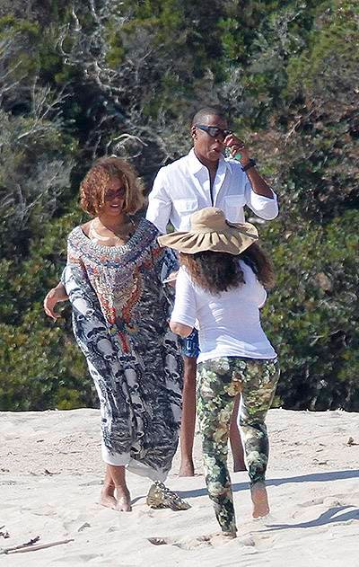 EXCLUSIVE - Beyonce celebrates her birthday with Jay-Z and Blue Ivy in South of France. Beyonce wears a loose dress, is she pregnant of her second child ?