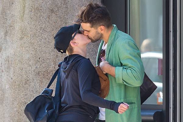 EXCLUSIVE: **PREMIUM RATES APPLY** Scarlett Johansson and Romain Dauriac kissing in NYC