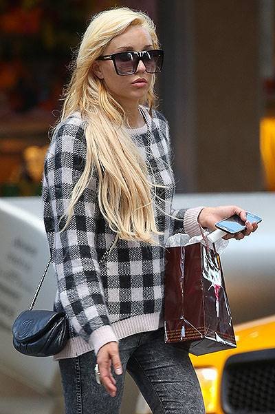 EXCLUSIVE: Amanda Bynes seen walking on Madison Avenue in New York City