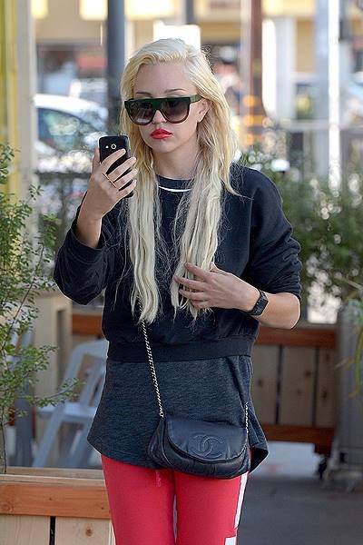 Amanda Bynes takes selfies outside a restaurant before taking a smoke break