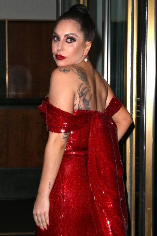 Леди Гага в красном платье 3