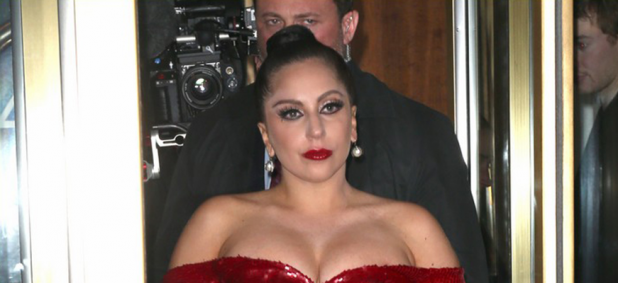 Леди Гага в красном платье thumb